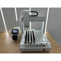 Automatyczny robot rozlewający z pompą perystaltyczną