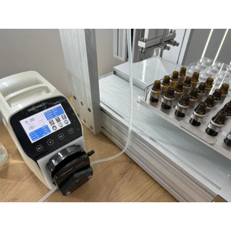 Automatyczny robot rozlewający z pompą perystaltyczną zbliżenie